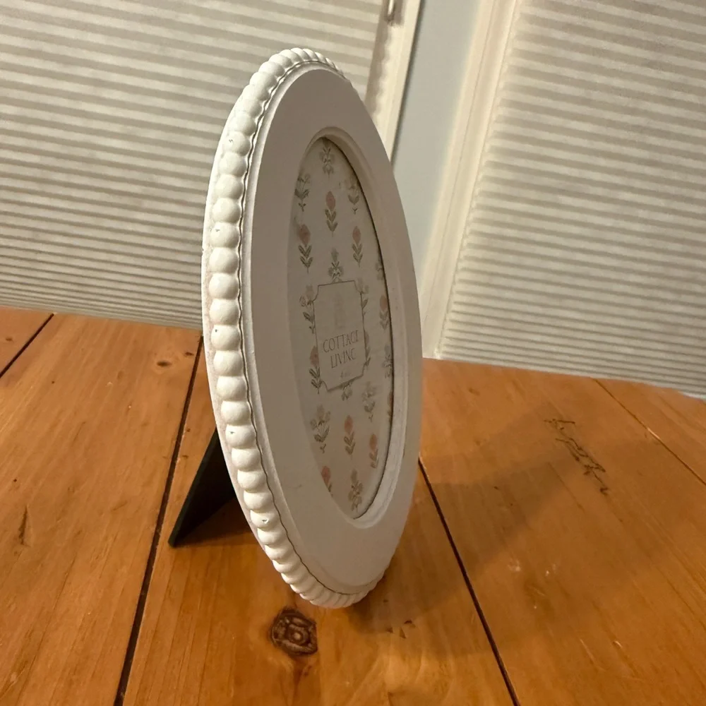 Cottage Living by Sheffield Home Oval White Photo Frame for a 4” x 6” Picture